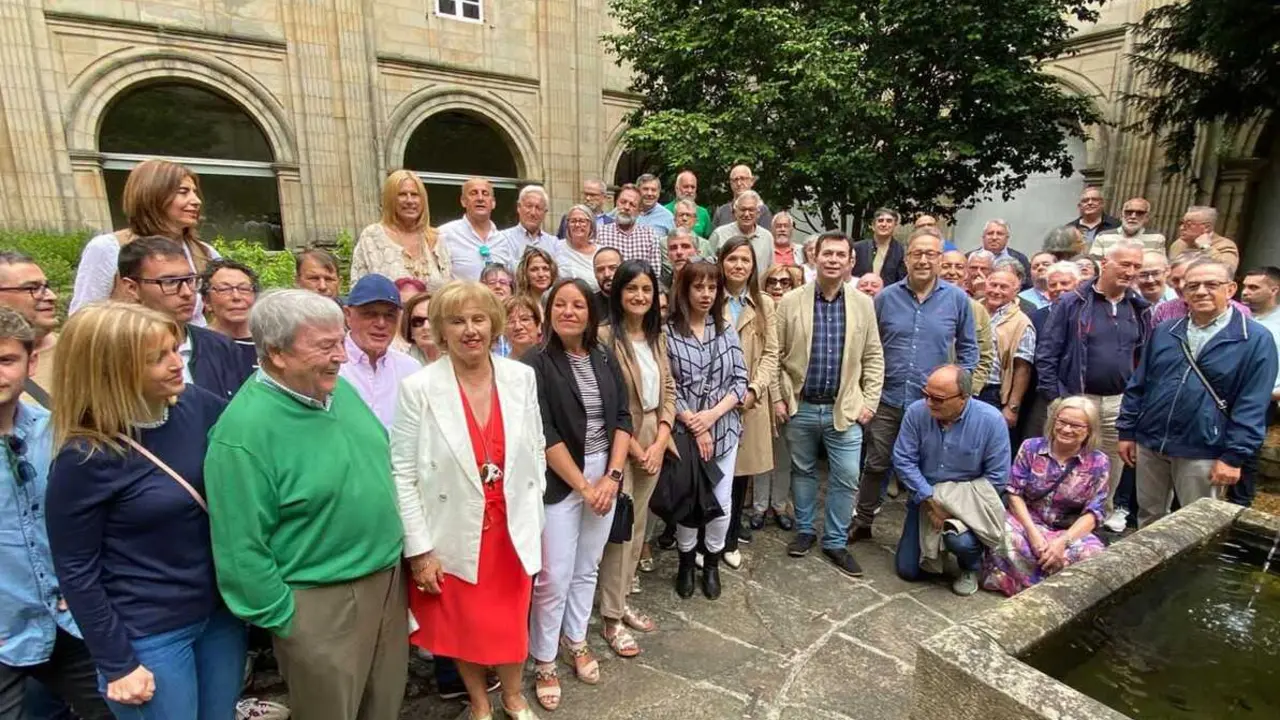 Gonzalo Caballero, junto a sus principales seguidores en el PSdeG. / Mundiario