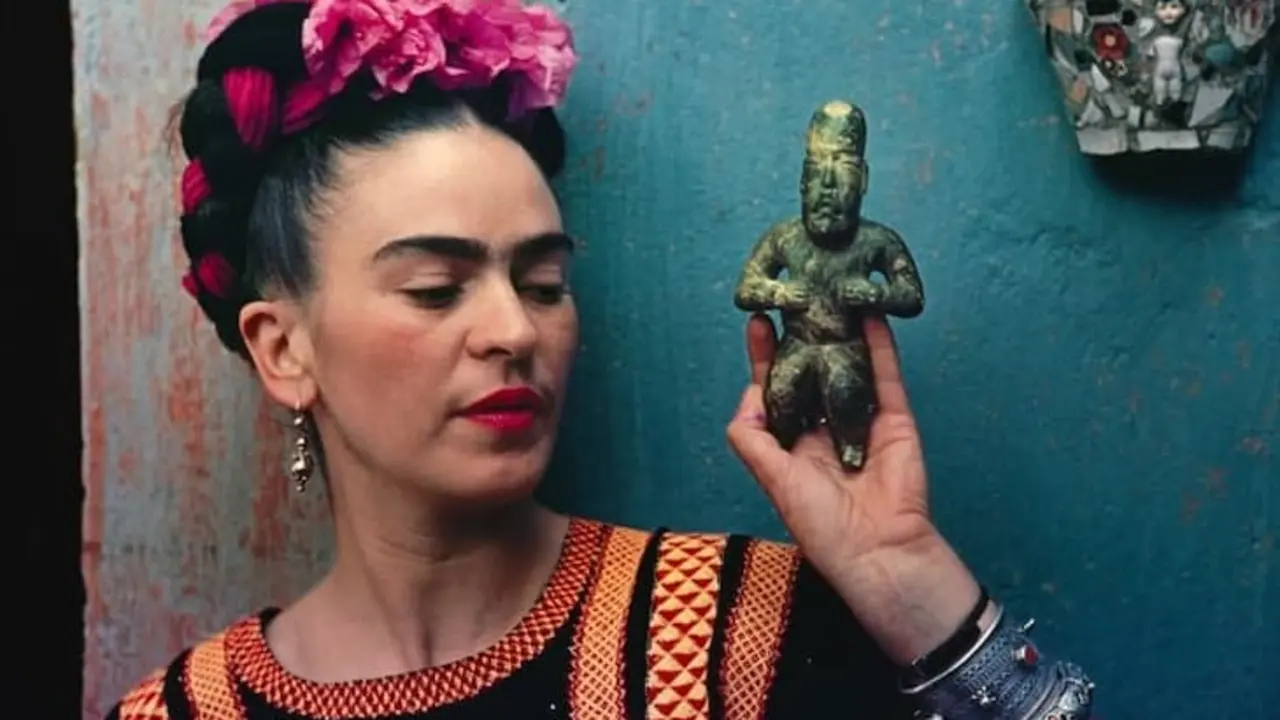 Frida y una figura  Olmeca - , Coyoac&aacute;n /Nickolas Muray, 1939, Throckmorton Fine Art,