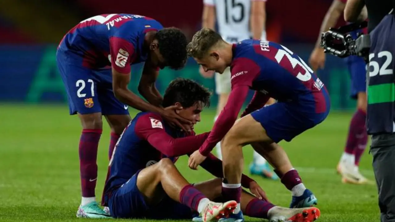 Lamine Yamal y Ferm&iacute;n felicitando a Marc Guiu por su gol al Athletic. / @Twitter