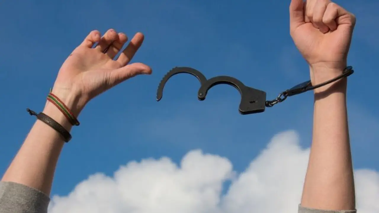 Unas manos que se liberan. / Pixabay.