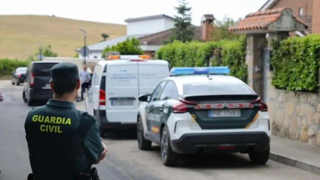 Zona acordonada junto a la vivienda en la que un hombre asesin&oacute; a su mujer, la semana pasada en la localidad madrile&ntilde;a de Soto del Real. / RR SS.