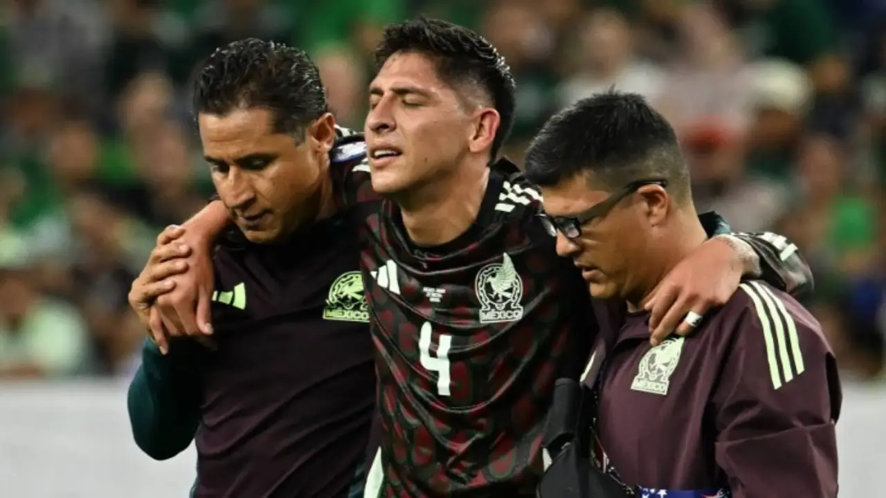 Edson &Aacute;lvarez sufri&oacute; una fuerte lesi&oacute;n durante el encuentro ante Jamaica. / RR SS