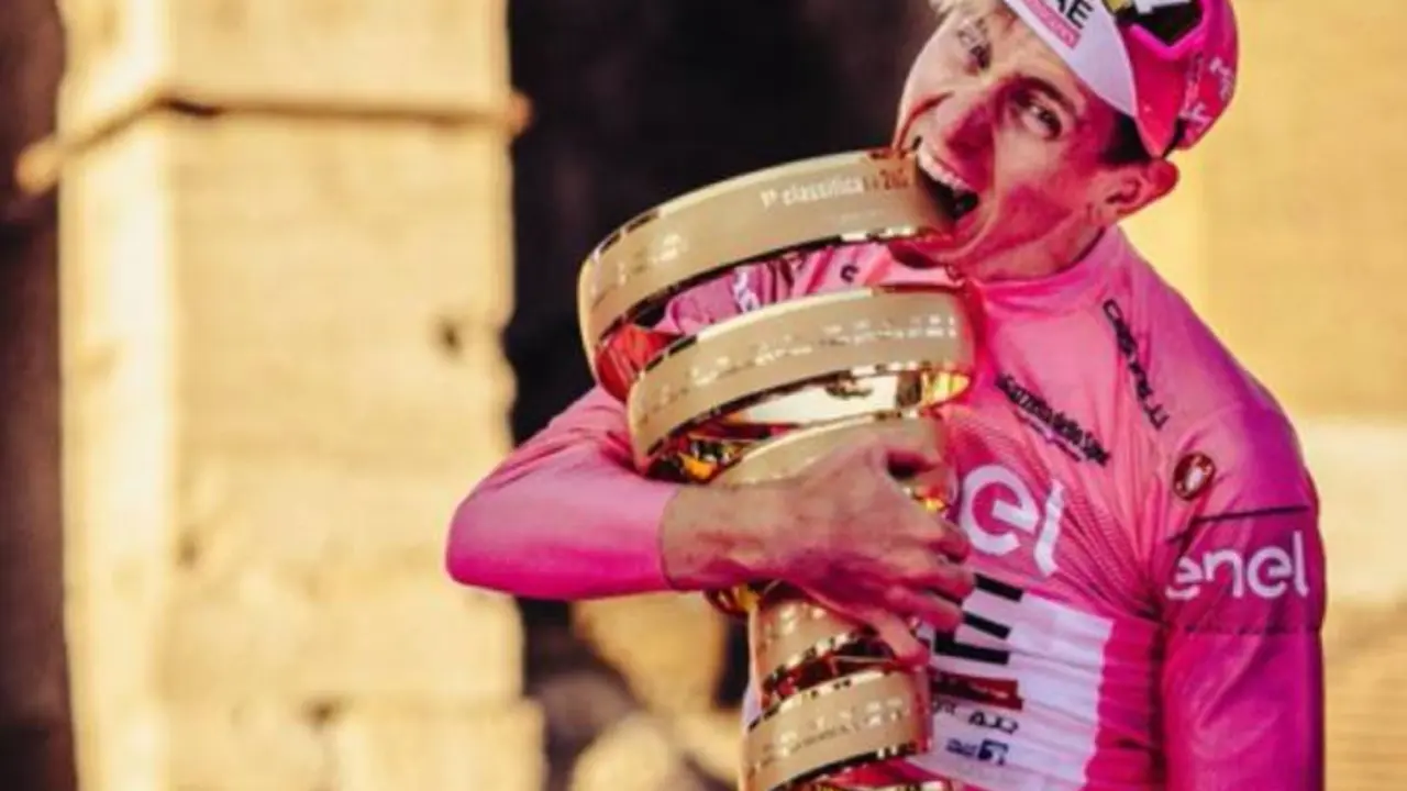 Tadej Pogačar, celebrando la obtenci&oacute;n del Giro de Italia en Roma. /  @TamuPogi