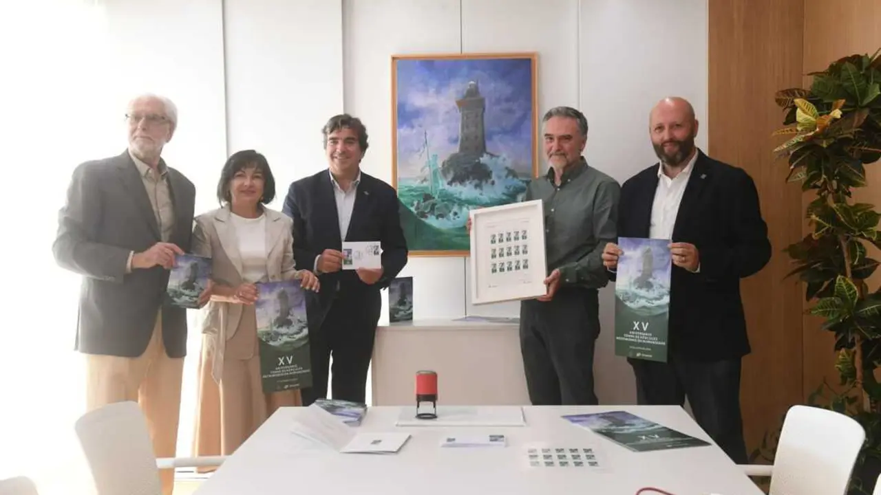Presentación de un sello conmemorativo de la declaraci&oacute;n de la Torre de H&eacute;rcules como Patrimonio Mundial. / Mundiario