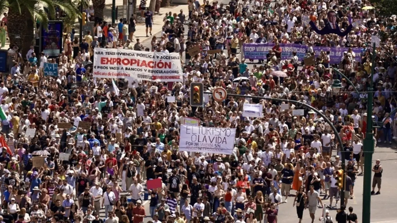 Miles de personas se manifiestan en M&aacute;laga contra el turismo masivo. / X.