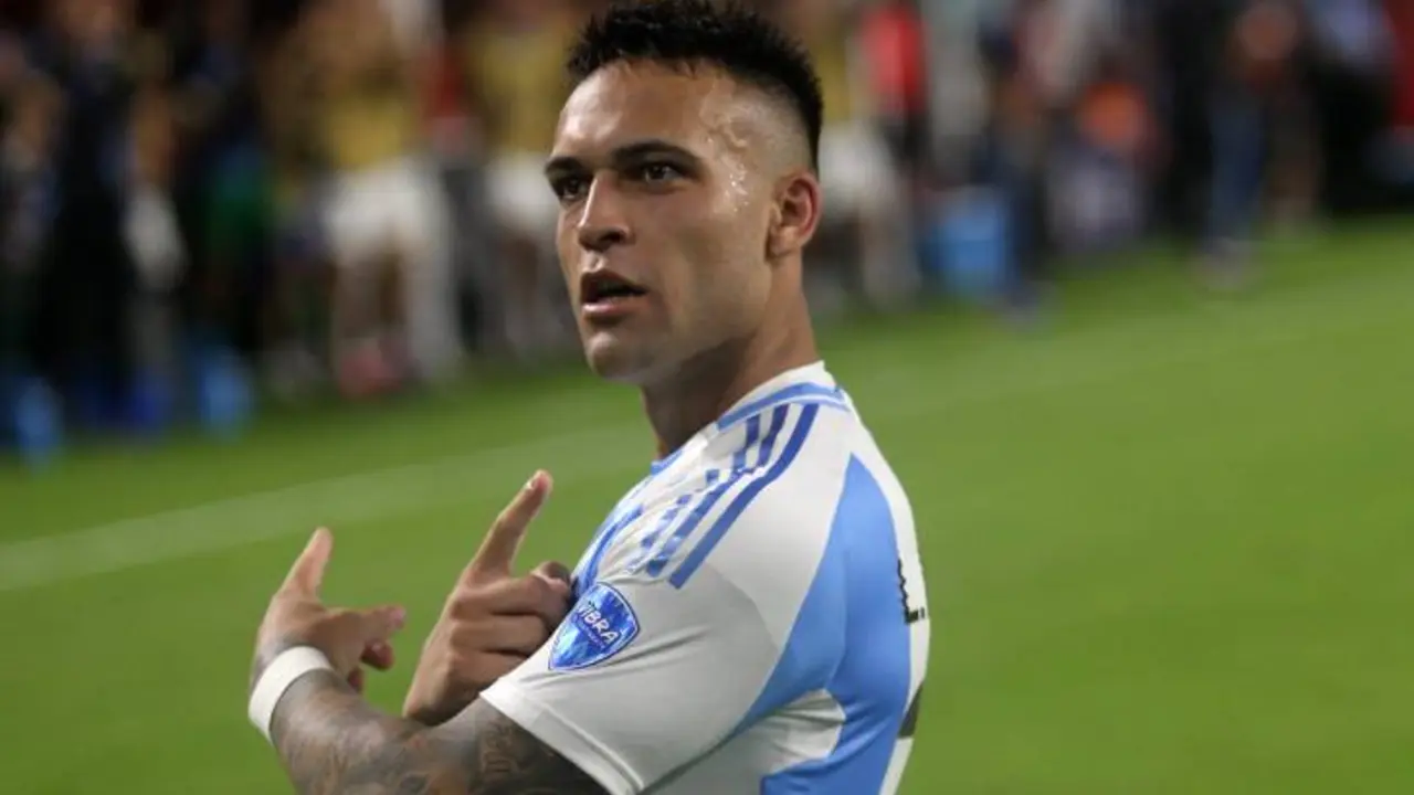 Lautaro Mart&iacute;nez celebrando el 2-0 ante Per&uacute;. /  @argentina