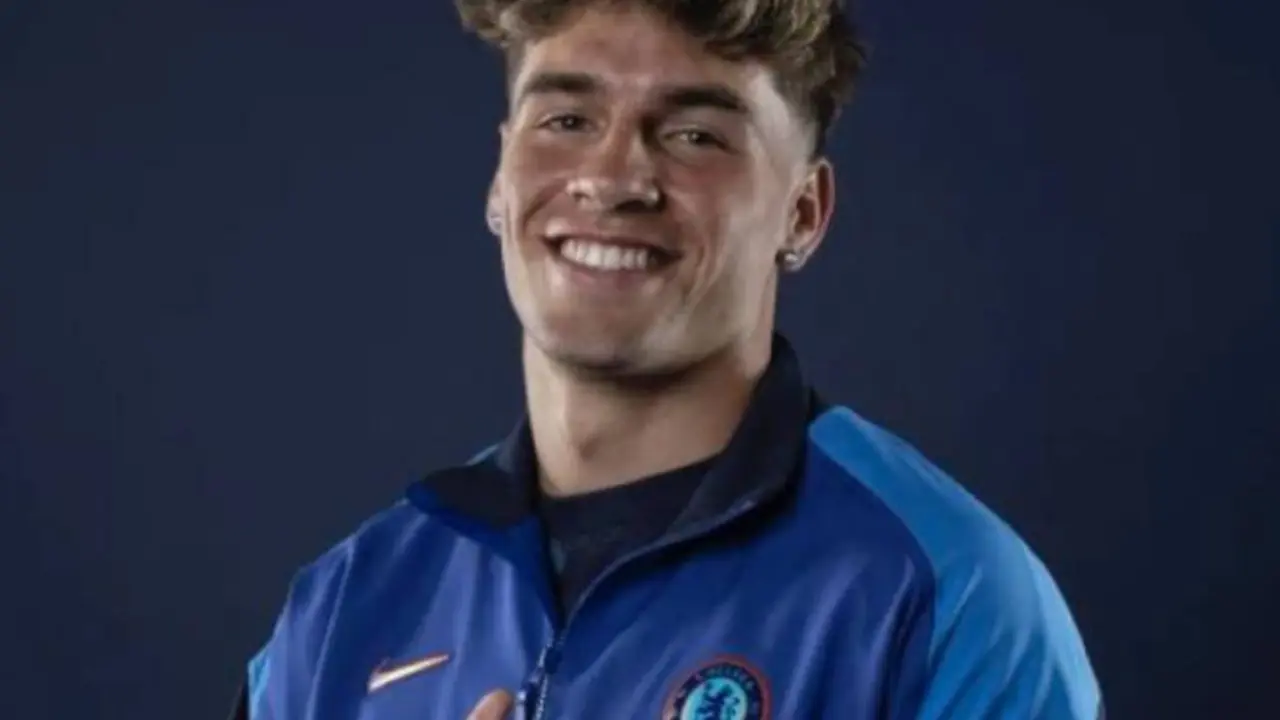 Marc Guiu nuevo futbolista del Chelsea de la Premier League. / @chelseafc