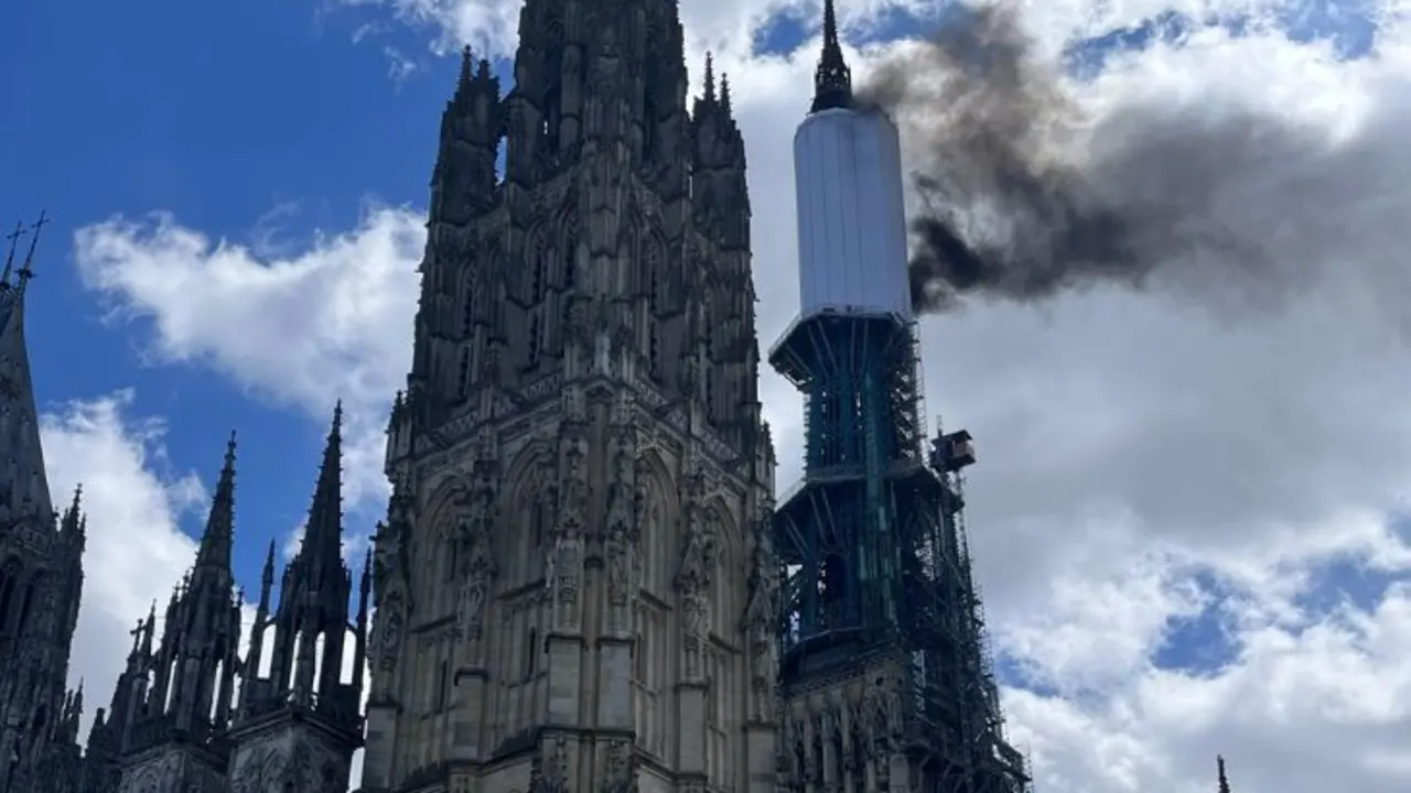 Incendio en la catedral de Ru&aacute;n. / @EuprepioPadula.