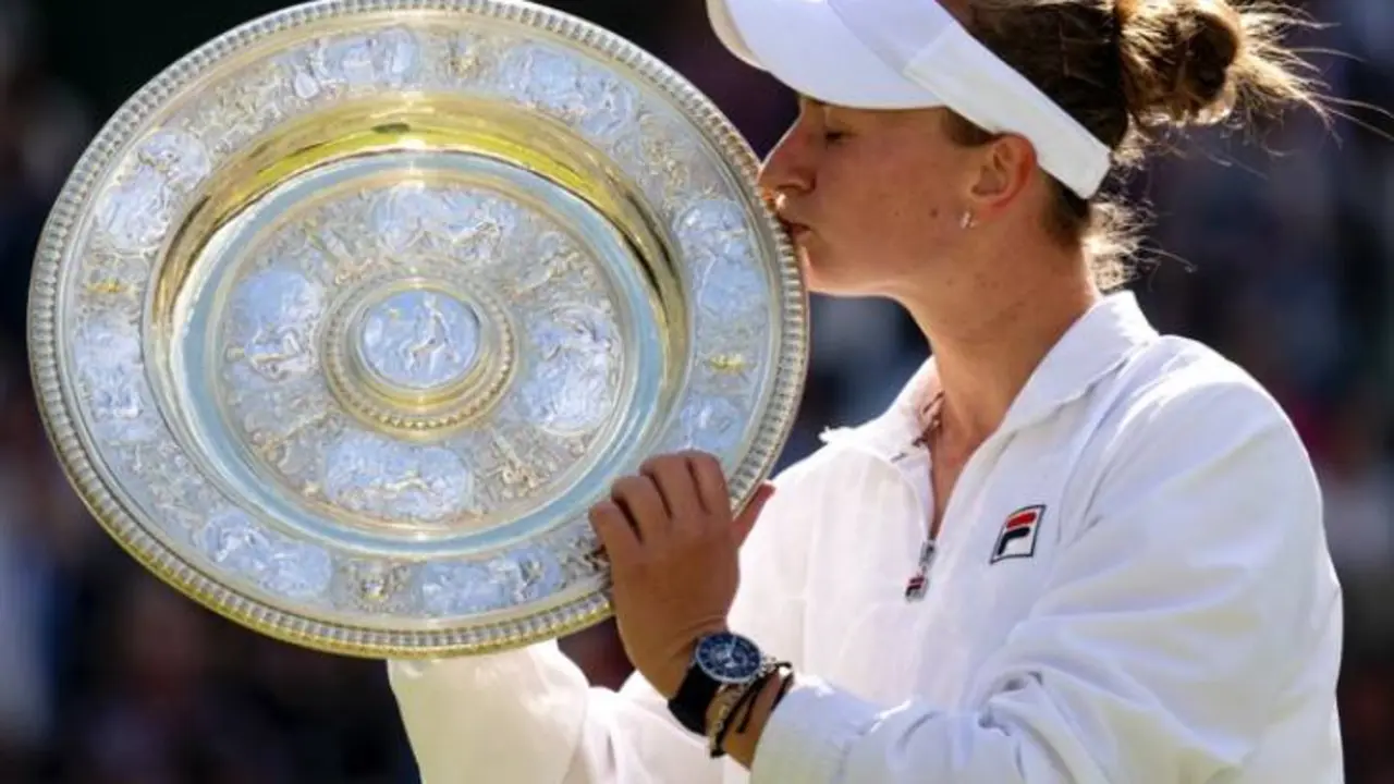 Barbora Krejč&iacute;kov&aacute;, tenista checa celebrando su triunfo en Wimbledon 2024. / @wimbledon