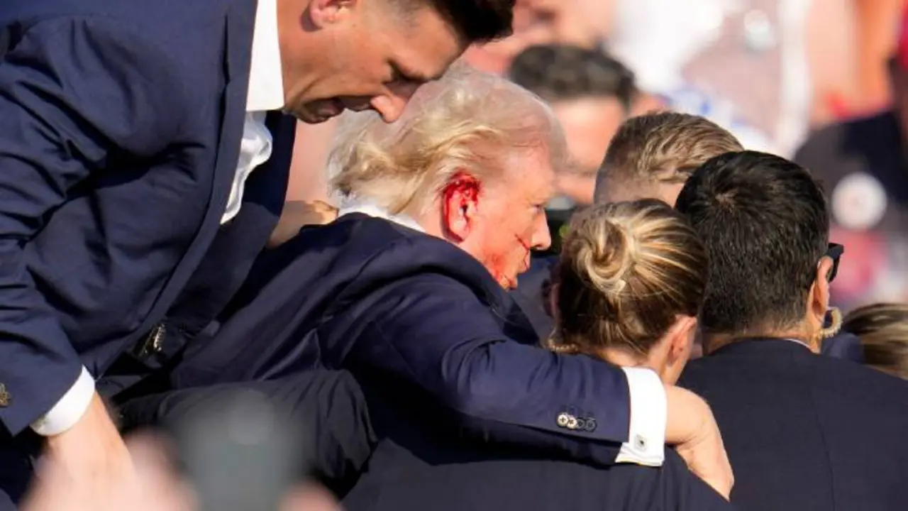 Im&aacute;genes de Donald Trump herido en una de sus orejas. /  RR SS