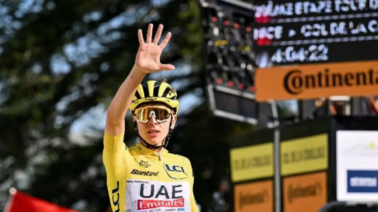 Tadej Pogačar celebra un nuevo triunfo de etapa en el Tour de Francia 2024. /  @letour