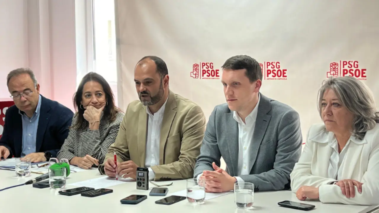 Bernardo Fernández acompañado de Aitor Bouza./ PSdeG