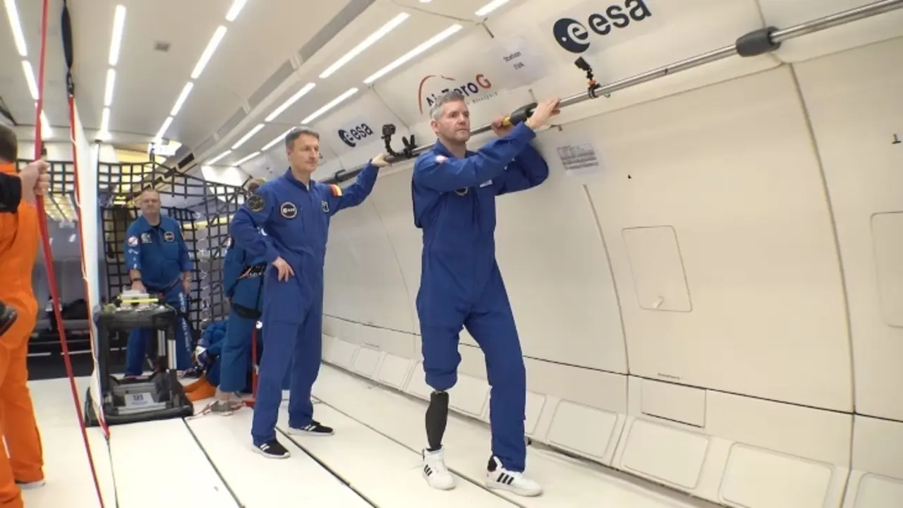 El parastronauta John McFall prueba su pr&oacute;tesis en un vuelo parab&oacute;lico. / ESA.