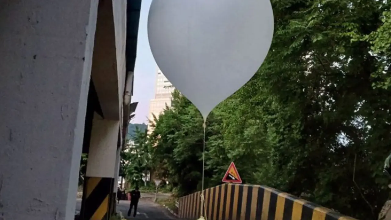 Globos con desechos norcoreanos. / RR.SS.