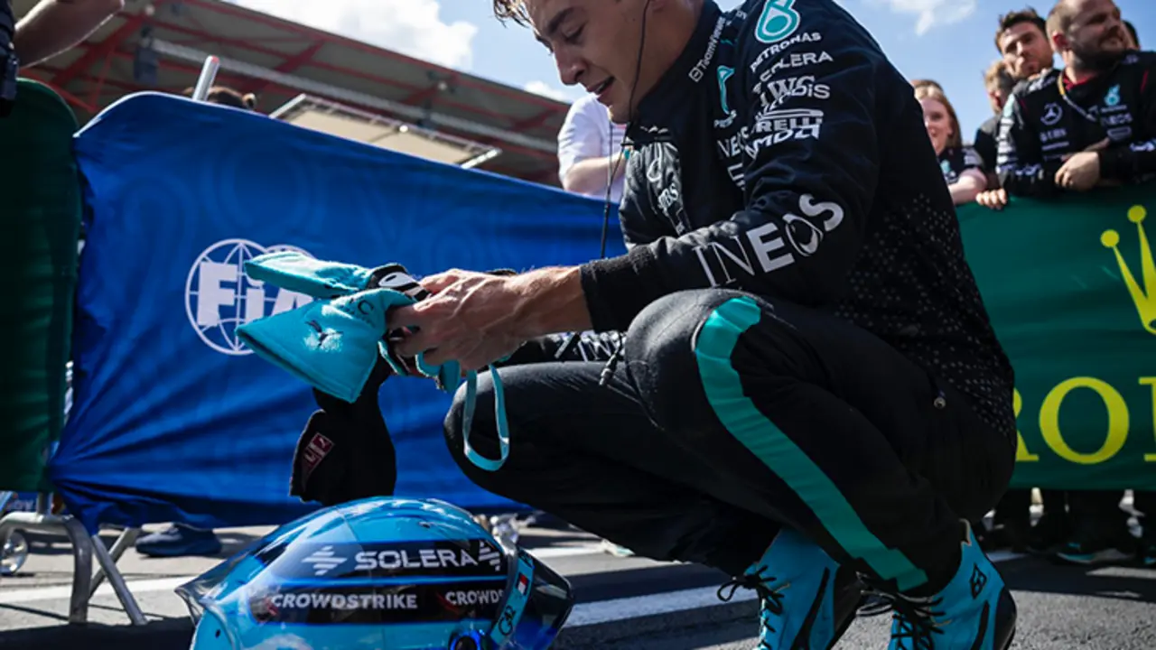 Russell consigue la victoria en Spa pero es descalificado poco despu&eacute;s del final de carrera. / @MercedesdAMGf1