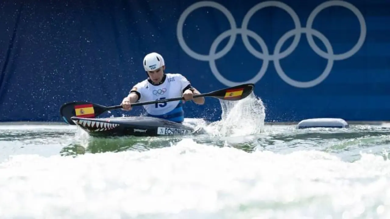 Pau Echaniz se dio un ba&ntilde;o de bronce en las aguas del Vaires-sur-Marne. /  @paueranger