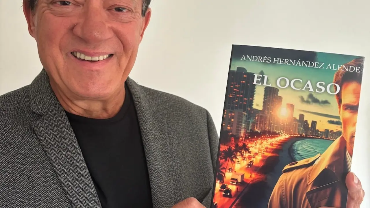Andrés Hernández Alende con su novela El Ocaso. / Mundiediciones
