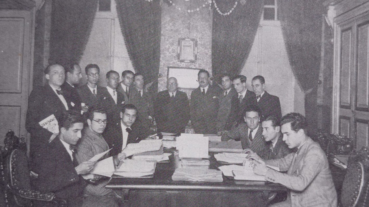 Rajoy Leloup, con L&oacute;pez Pol, alcalde de Santiago; Lu&iacute;s Seoane, Paco del Riego e Manuel Beiras Garc&iacute;a, entre outros, nunha reuni&oacute;n no Pazo de Raxoi, en 1932. / Arquivo Fern&aacute;ndez del Riego