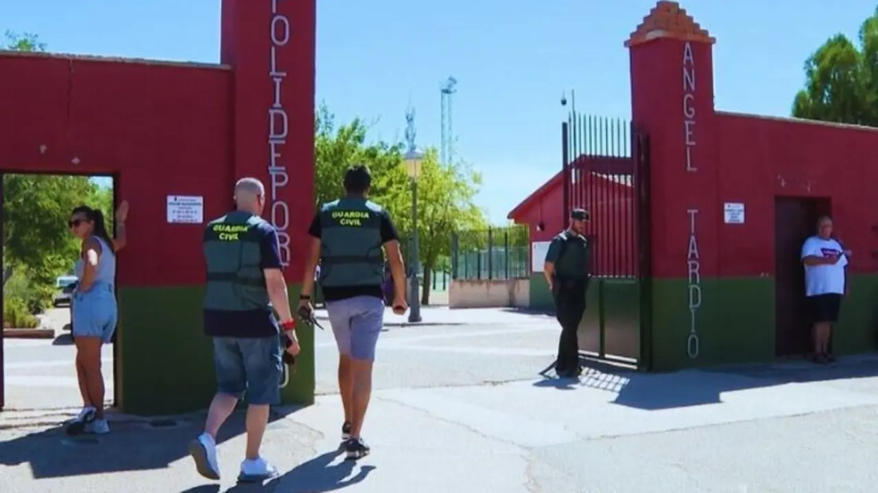 Agentes de la Guardia Civil ingresando en el polideportivo &Aacute;ngel Tard&iacute;o. / RR SS.