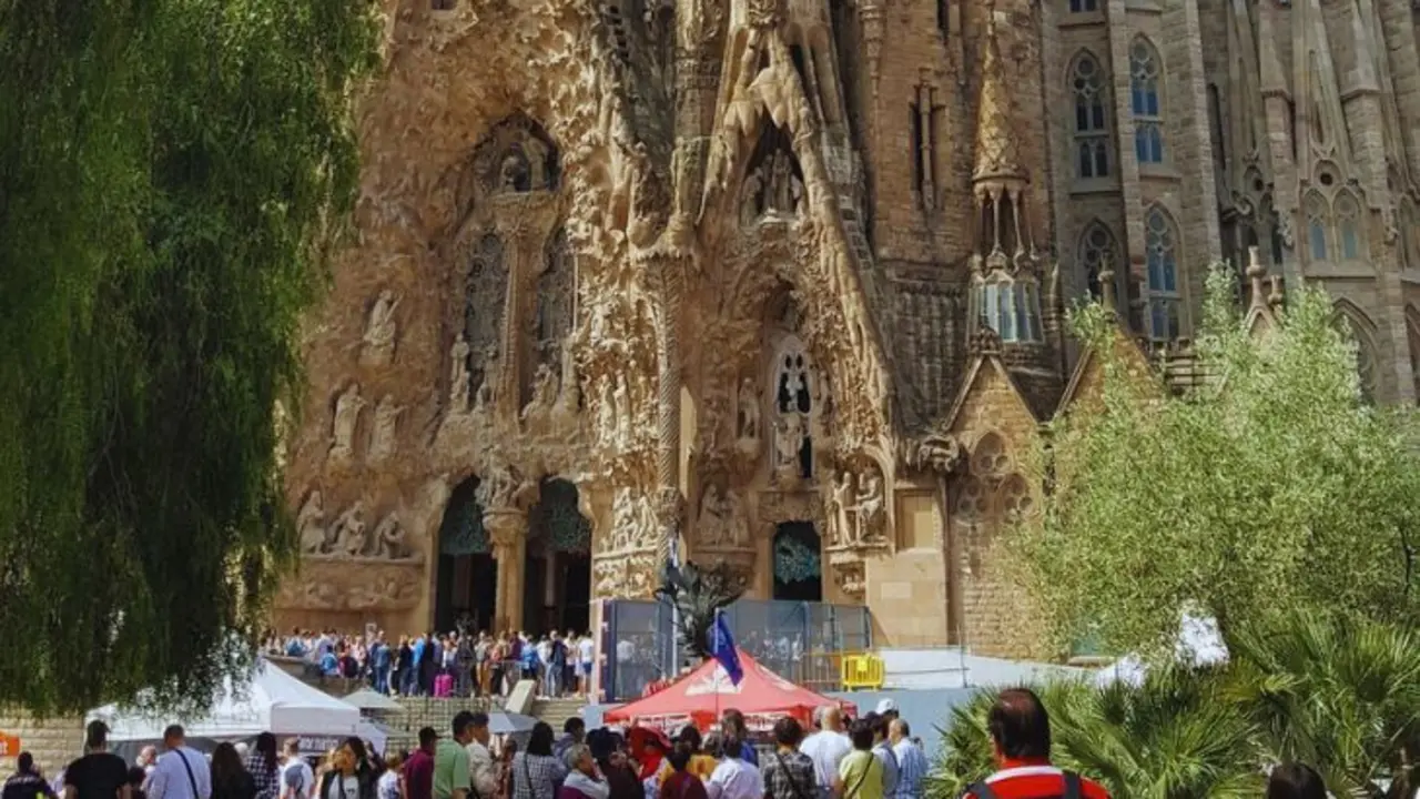 Turistas frente a la bas&iacute;lica Sagrada Familia de Barcelona. / Pixabay,