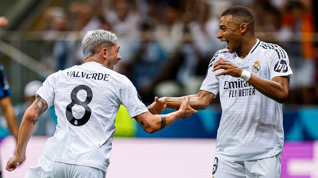 Valverde y Mbapp&eacute; en el encuentro frente a la Atalanta. / @realmadrid