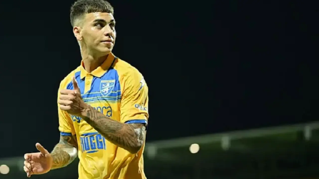 Enzo Barrenechea, nuevo refuerzo del Valencia FC. / RR SS