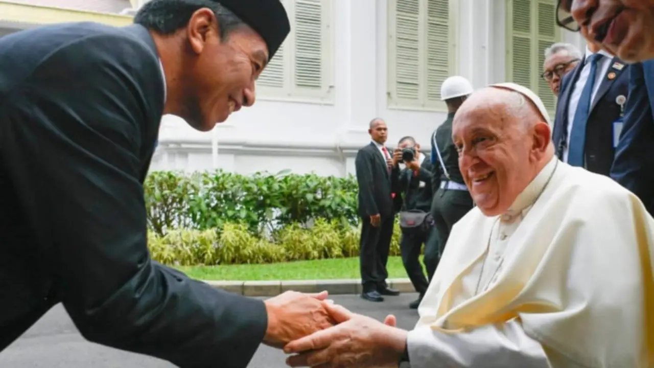 El presidente de Indonesia, Joko Widodo y el papa Francisco. / El Vaticano