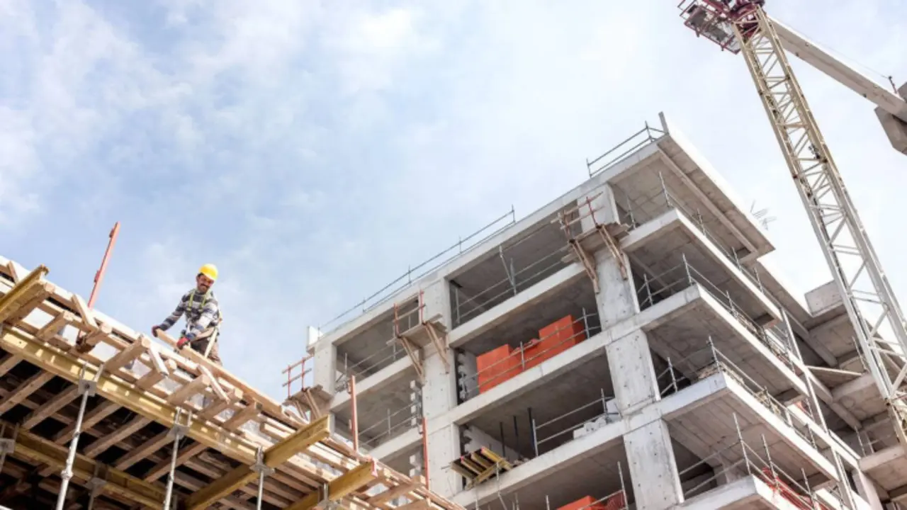 Construcci&oacute;n de viviendas en Espa&ntilde;a. / RR SS.