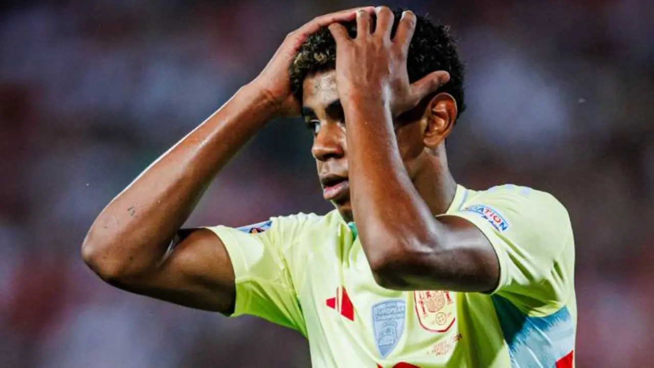Lamine Yamal lament&aacute;ndose por una oportunidad perdida para el equipo espa&ntilde;ol. /  @sefutbol