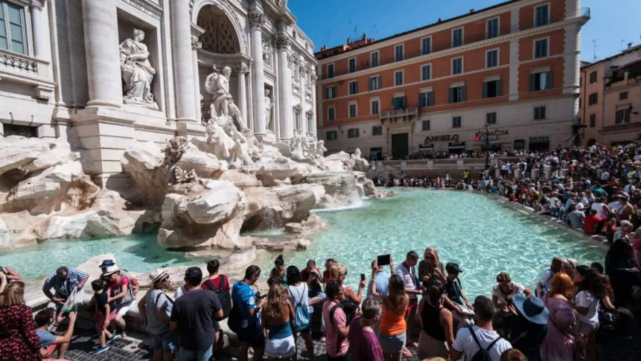 Turistas en la Fontana de Trevi. / RR SS.
