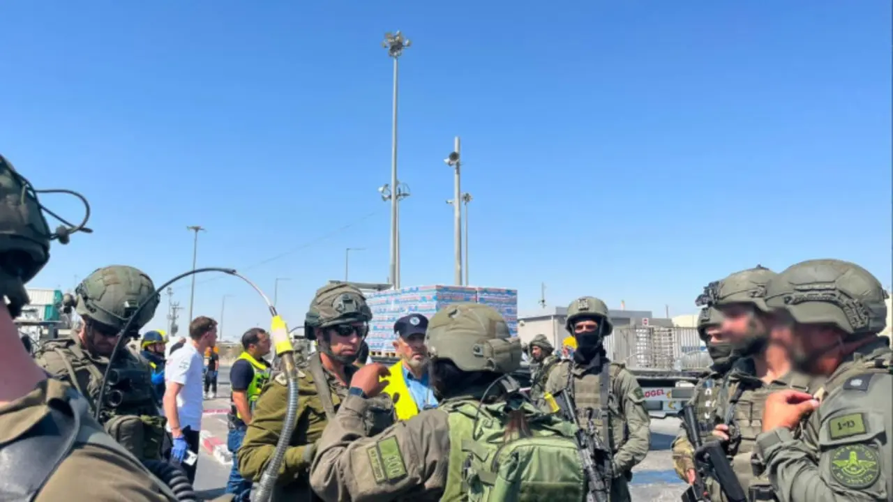 Autoridades israel&iacute;es en el paso fronterizo de Allenby. / RR.SS.