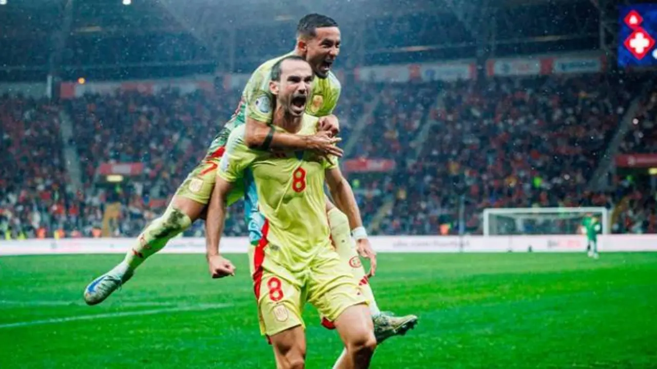 Fabi&aacute;n en plena celebraci&oacute;n de uno de los goles de Espa&ntilde;a. /  @selefutbol