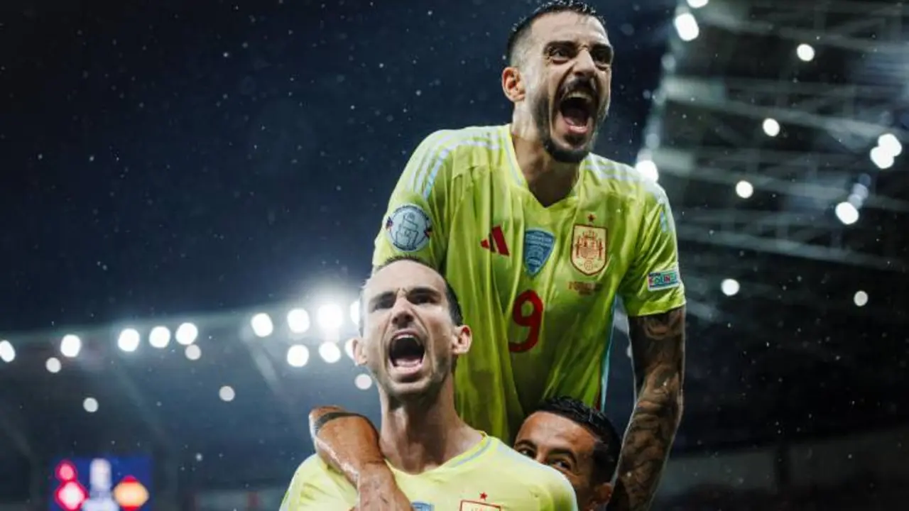 Joselu y Fabi&aacute;n celebrando uno de los goles de Espa&ntilde;a. / @SEFutbol