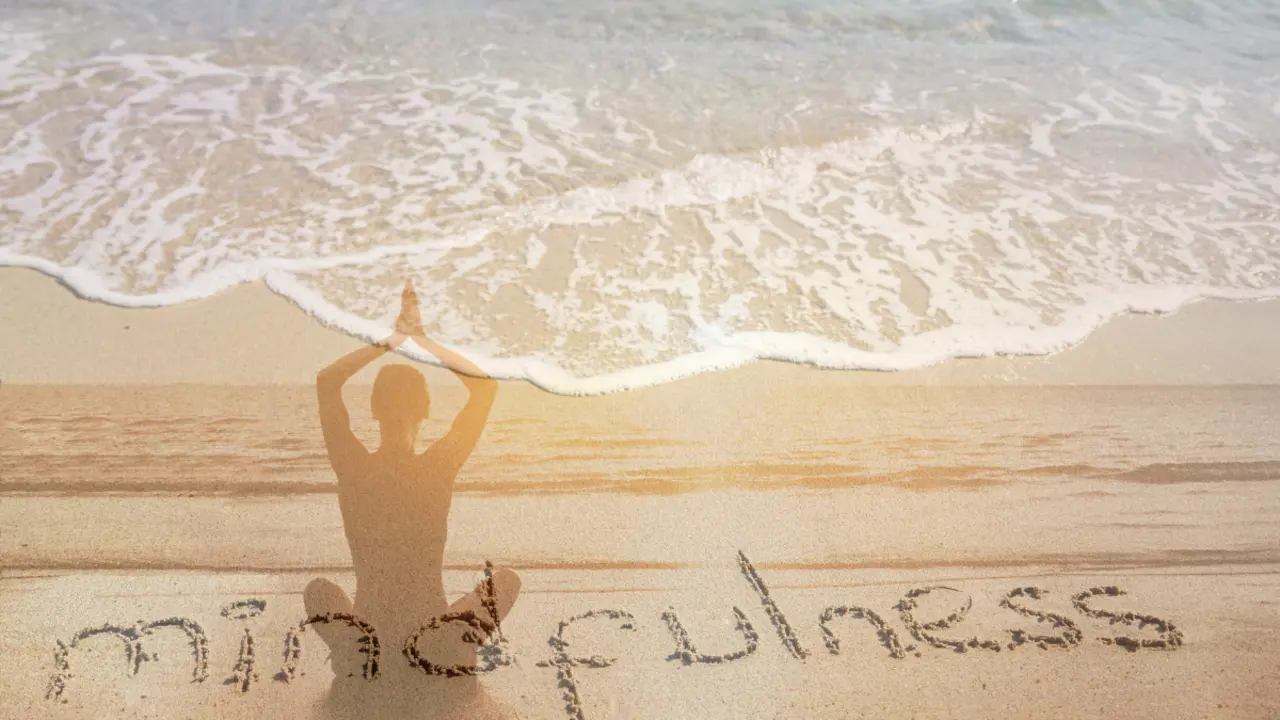 Una mujer practica yoga en la playa. / L.S.