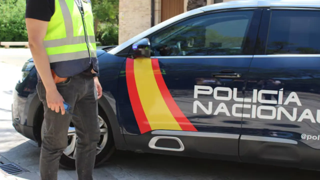Polic&iacute;a Nacional. / RR SS.