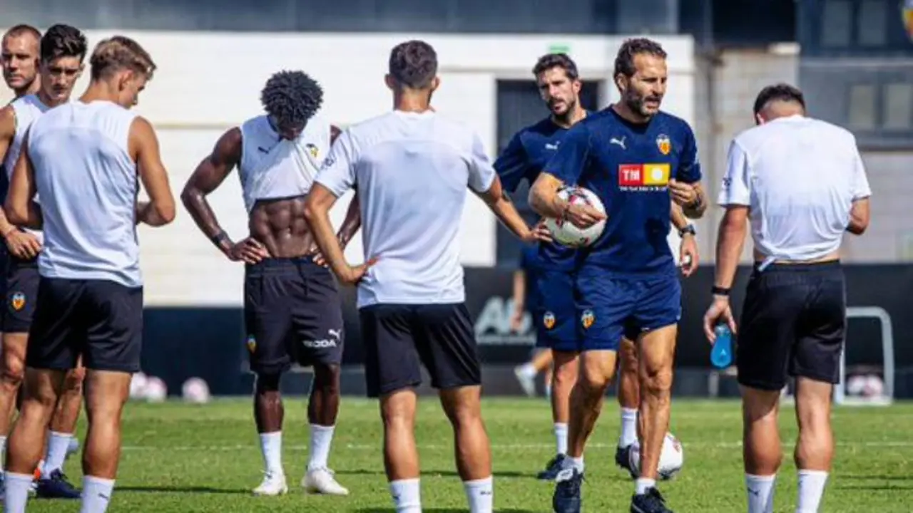 Rub&eacute;n Baraja y sus futbolistas durante un entrenamiento. / @valenciacf