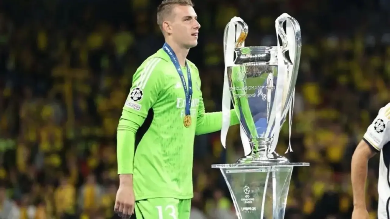 Lunin tocando la copa de la Champions. / @mundiario