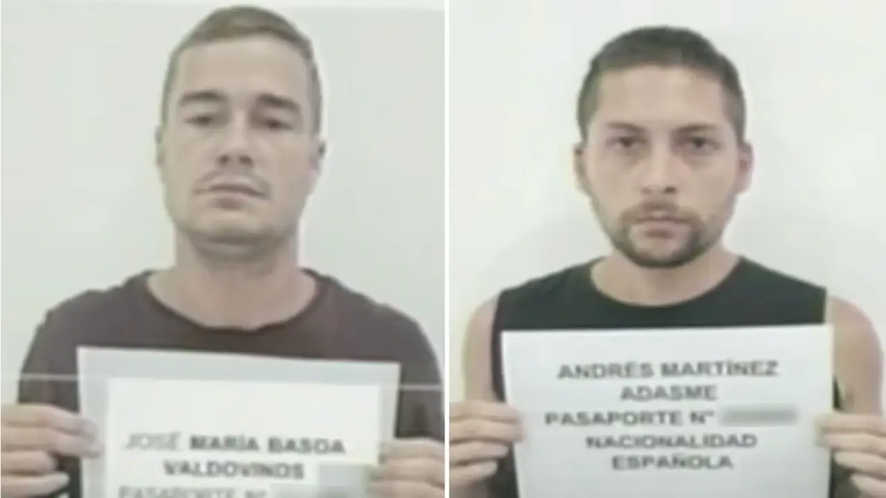 Captura de pantalla de una transmisi&oacute;n del canal de televisi&oacute;n estatal Venezolana de Televisi&oacute;n donde se ve a los ciudadanos espa&ntilde;oles Jos&eacute; Mar&iacute;a Basoa y Andr&eacute;s Mart&iacute;nez Adasne sosteniendo una hoja con sus datos de identificaci&oacute;n. / VTV