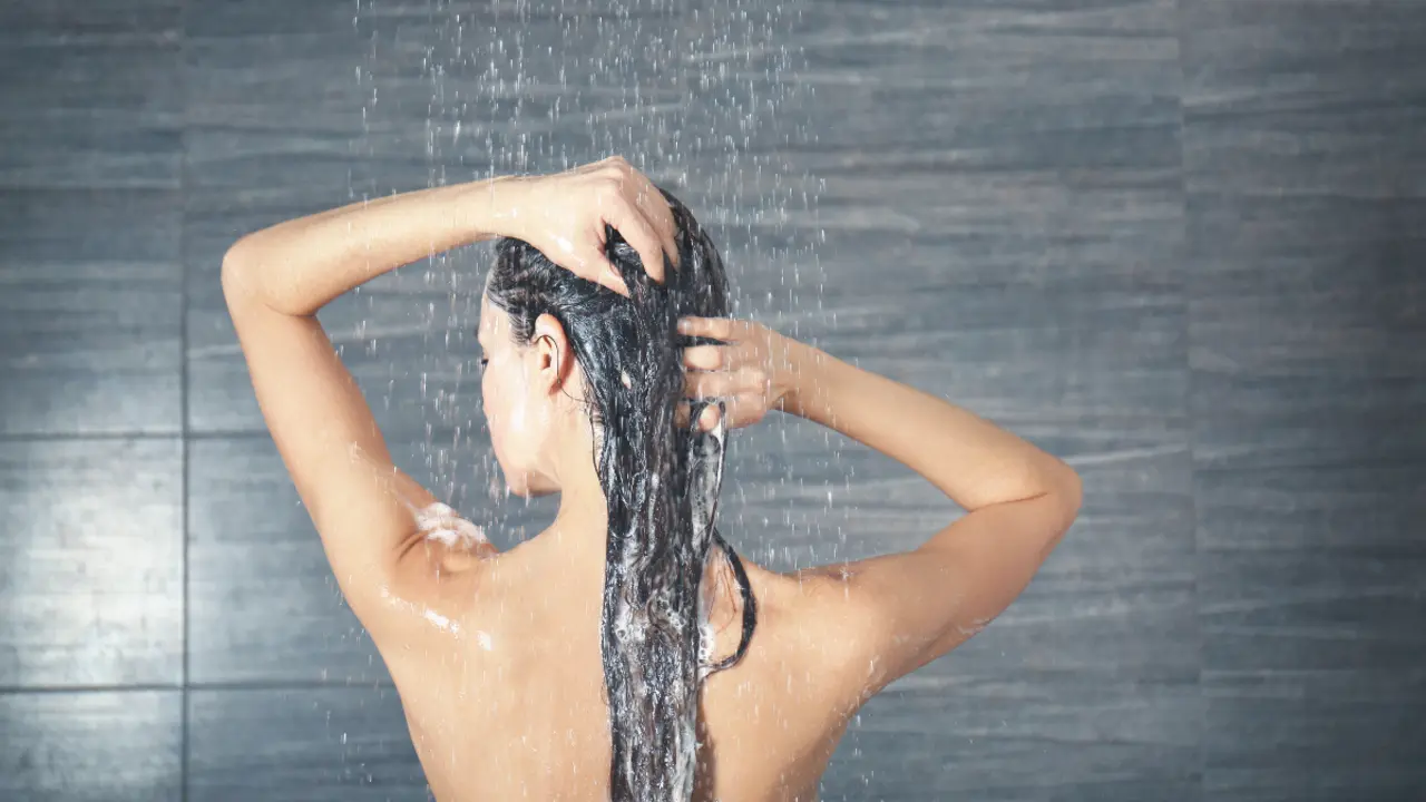 Una mujer lava su cabello en la ducha. / O.B.