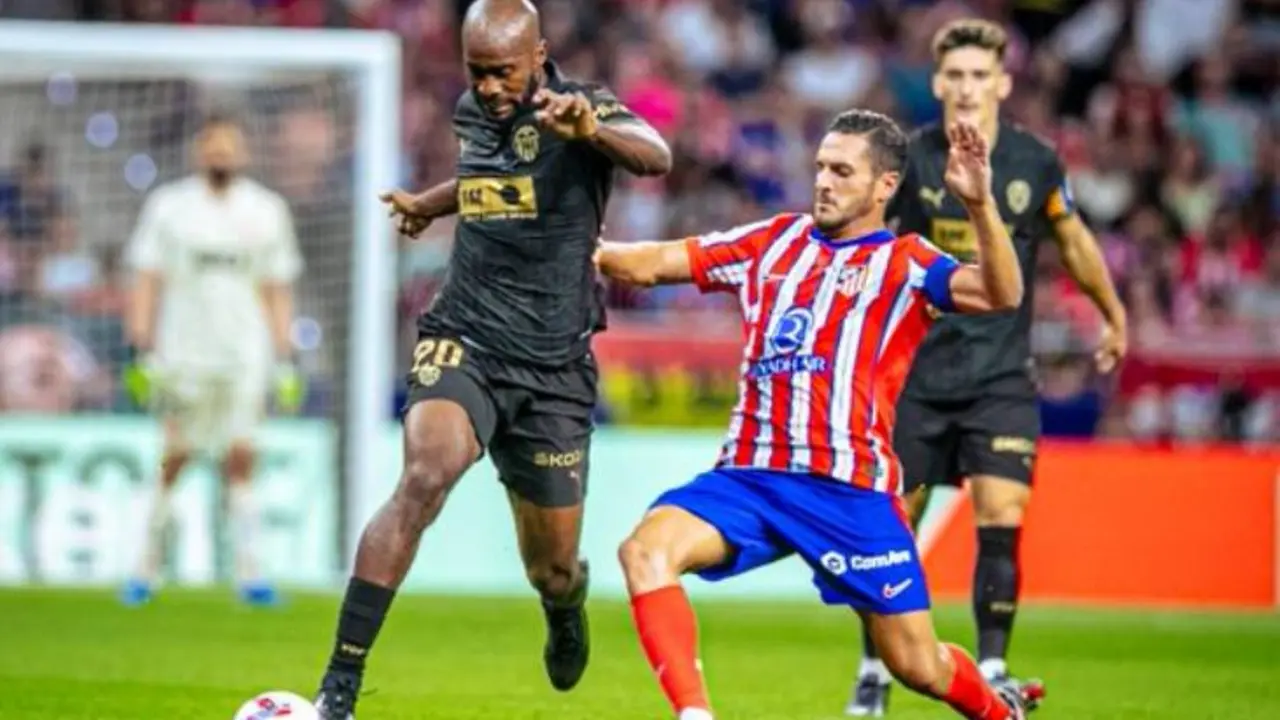 Una acci&oacute;n del partido entre el Atl&eacute;tico de Madrid y el Valencia en el Metropolitano. /  @valenciacf