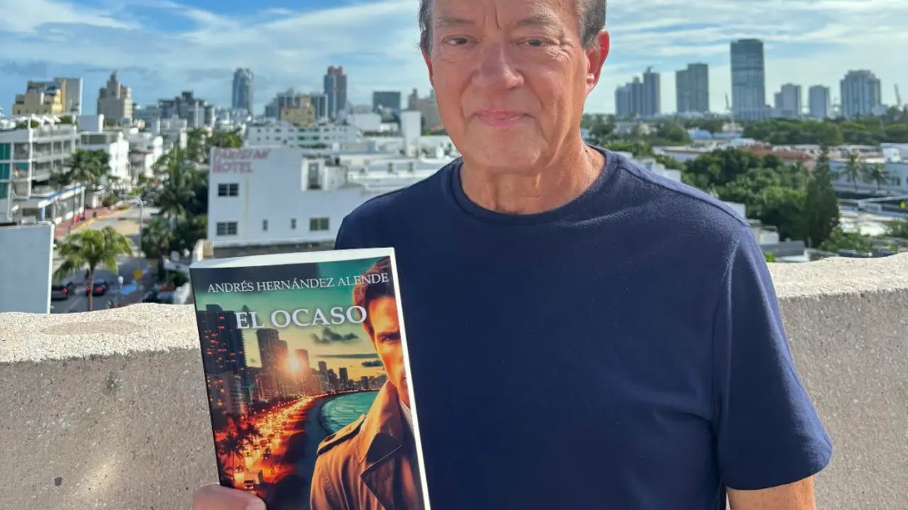 Andr&eacute;s Hern&aacute;ndez Alende con su libro El ocaso y Miami al fondo. / Mundiario