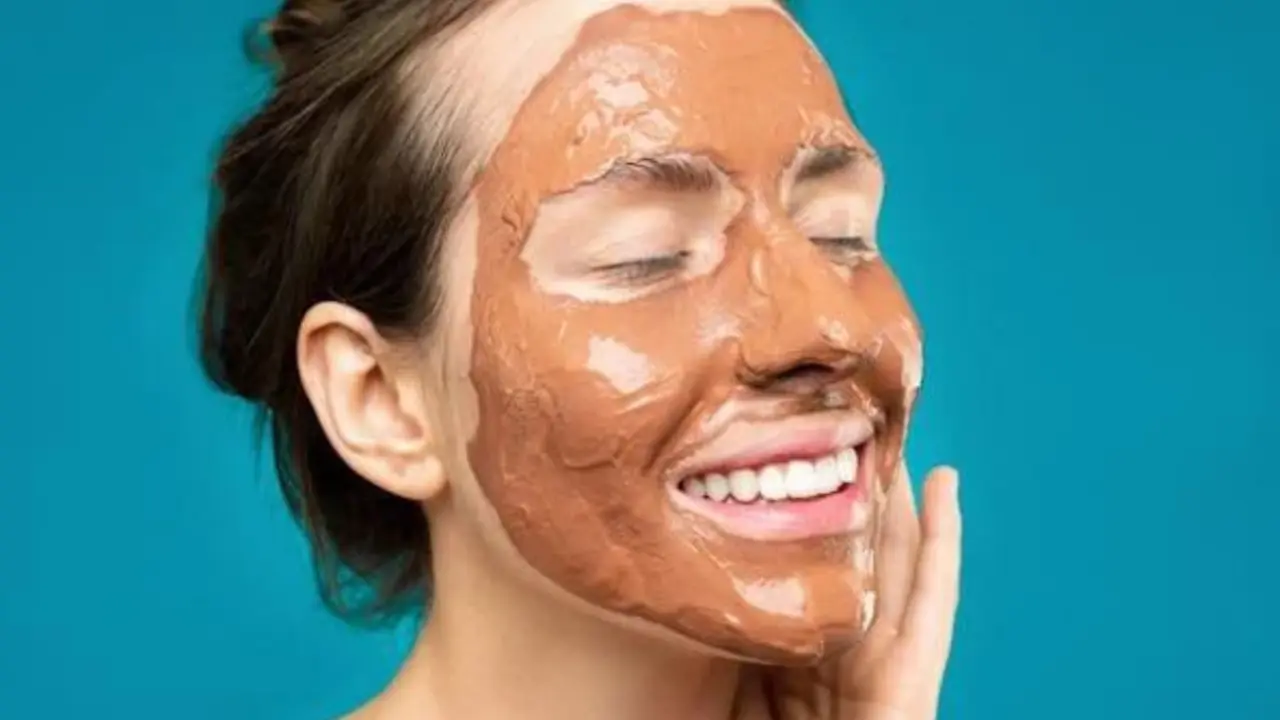 Una mujer usa mascarilla. / P.X.