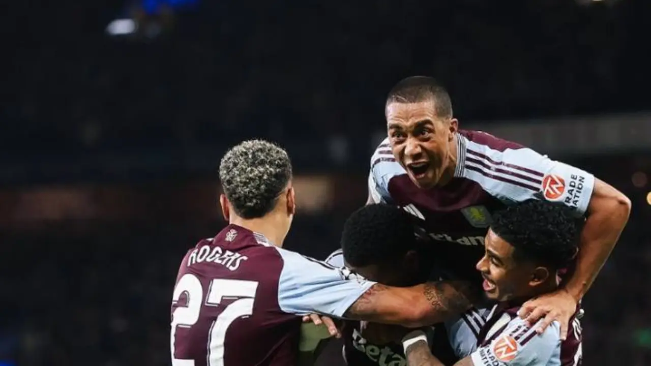Los futbolistas del Aston Villa celebrando el gol de Jhon Dur&aacute;n. /  @avfcofficial