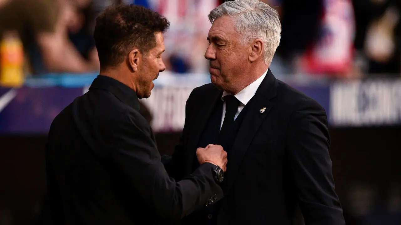Simeone y Ancelotti salud&aacute;ndose antes de un Cl&aacute;sico. / @Twitter