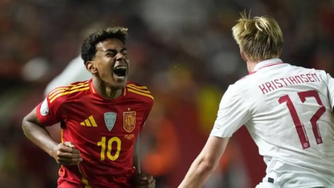 Lamine Yamal y Victor Kristiansen durante una acci&oacute;n del partido entre Espa&ntilde;a y Dinamarca. /  RR SS