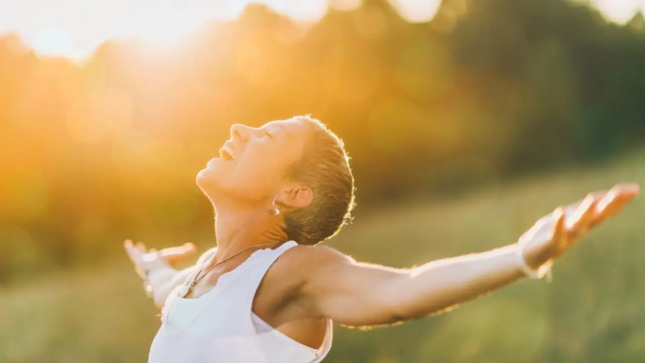 Una mujer feliz abraza la llegada de un nuevo d&iacute;a. / M.M.