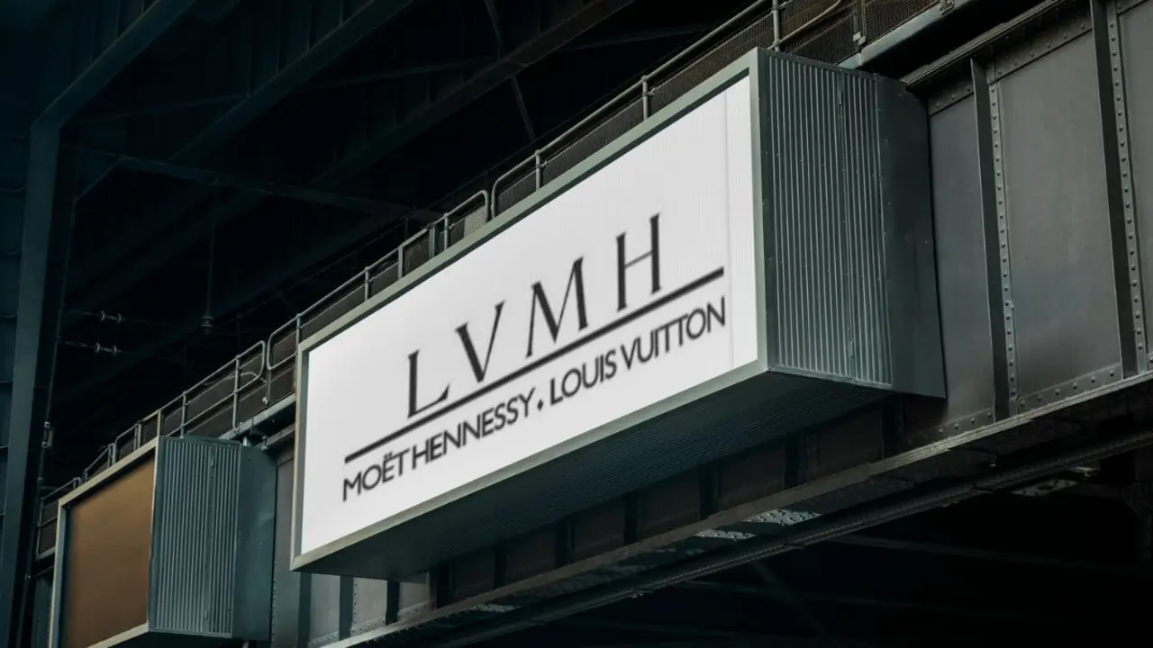 Una valla con la marca LVHM. / MundiStyle.