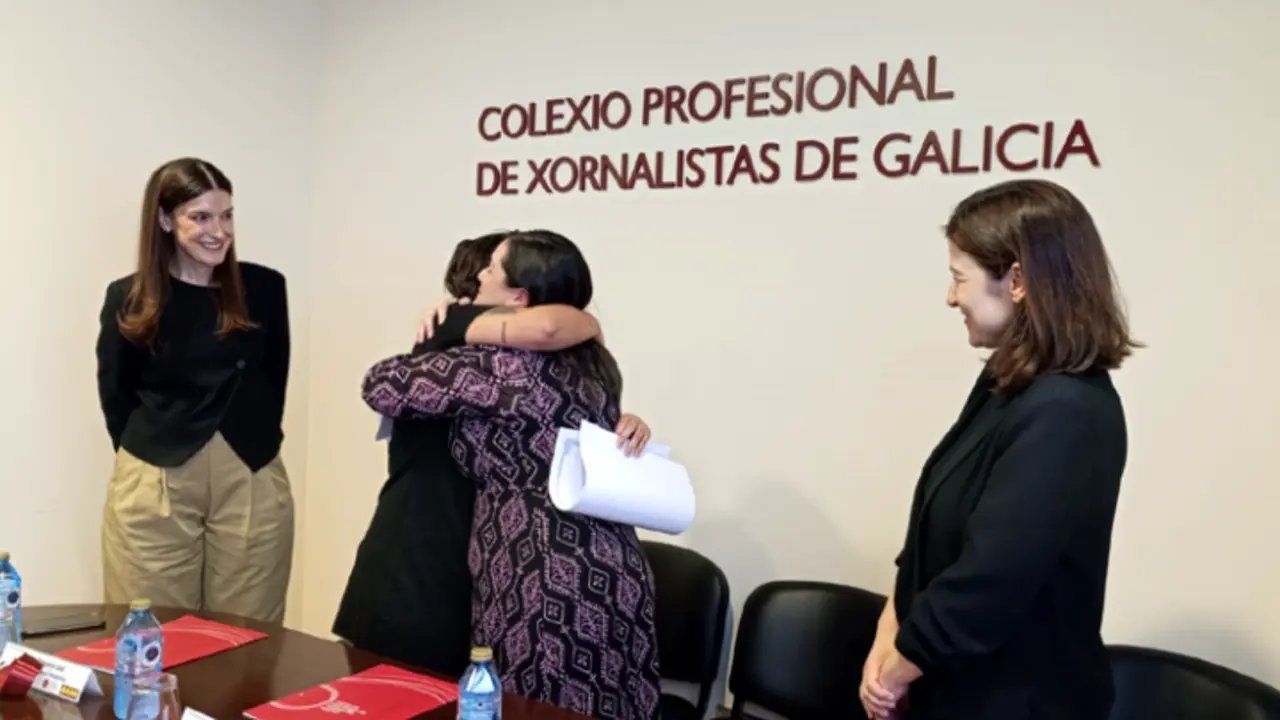Alba Chao e Carolina Sertal danse unha aperta na entrega do IV Premio Somos Esenciais. / CPXG