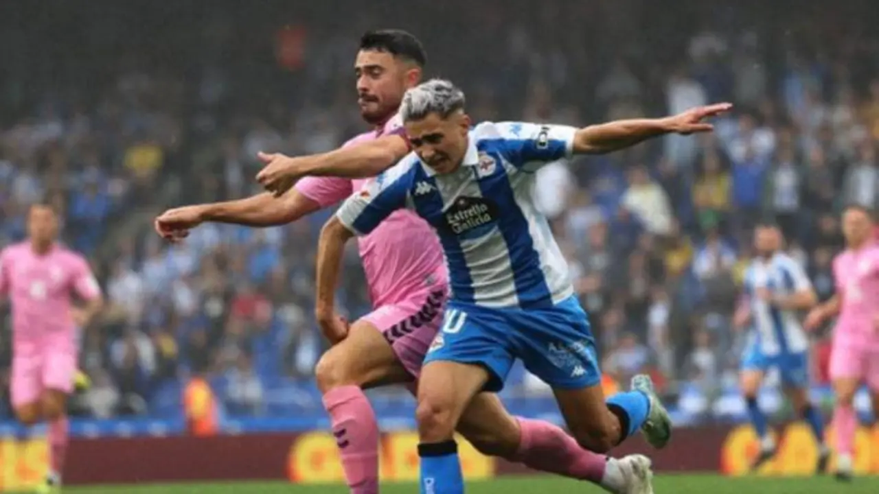 Una acci&oacute;n del partido entre el D&eacute;por y el Eldense. /   @rcdeportivo