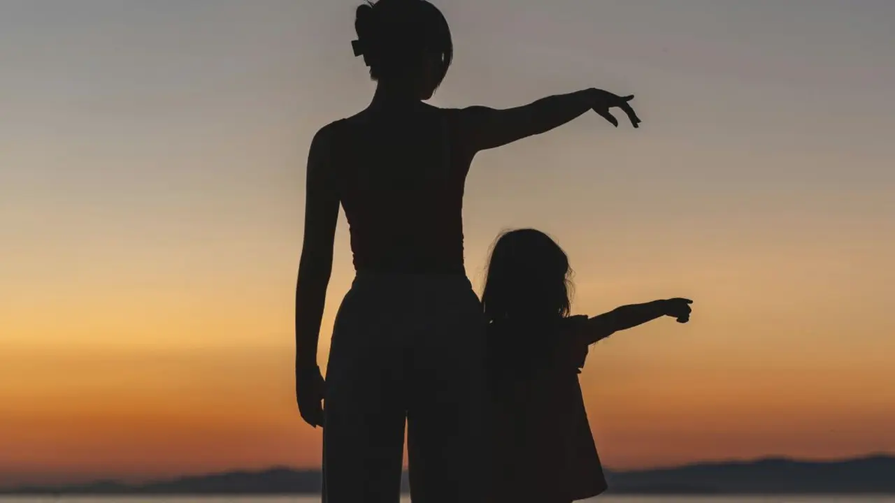 Una madre y una hija disfrutan en plenitud de un atardecer. / MundisStyle.
